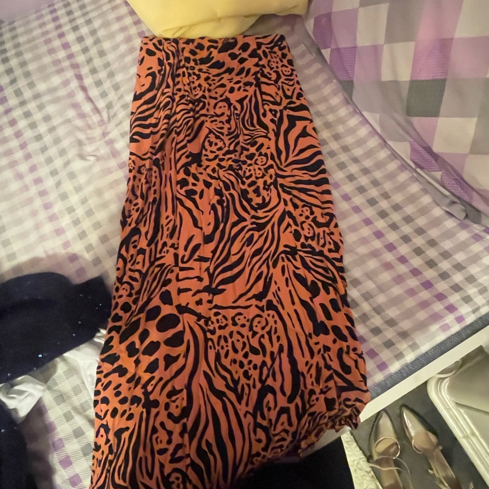 Maxi/midi skirt with side slit